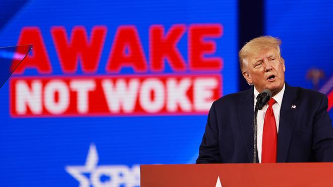 Donald Trump en la última Conferenciafrifri jogosAcción Política Conservadora (CPAC) en febrerofrifri jogos2022, con un cartel atrás que dice: "Despierto, no woke".