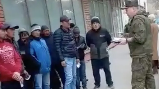 Пенза шаҳридаги Миграция марказида урушга ёлланишга чорловчи варақалар тарқатилиши