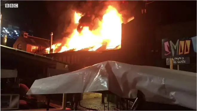 Пожар на легендарном рынке Кэмден Лок не могли потушить два часа.