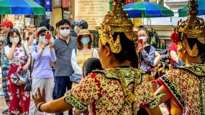 คนจีนเดินทางมาประเทศไทยปีละประมาณ 10 ล้านคน ศาลพระพรหมเอราวัณเป็นหนึ่งในสถานที่ยอดนิยมของนักท่องเที่ยวชาวจีน