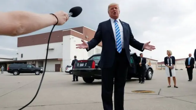 Tramp je ignorisao pitanja novinara o Koenu kada je sleteo u Zapadnu Virdžiniju