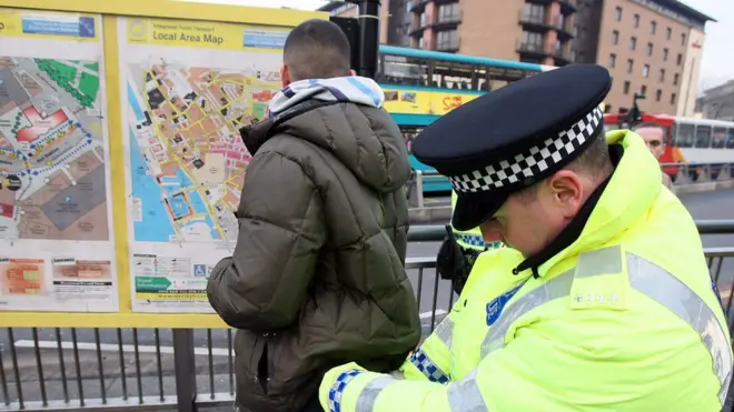 Policija često zaustavlja i pretresa prolaznike koji izazivaju sumnju