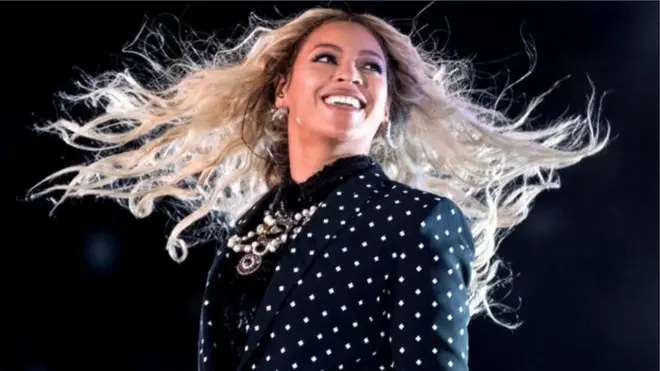 ورشحت بيونسي للجائزة الرئيسية للغرامي، وهي ألبوم العام، لألبومها المصور الطموح "ليمونيد"، الذي يتناول موضوع الأصل العرقي وهوية المرأة