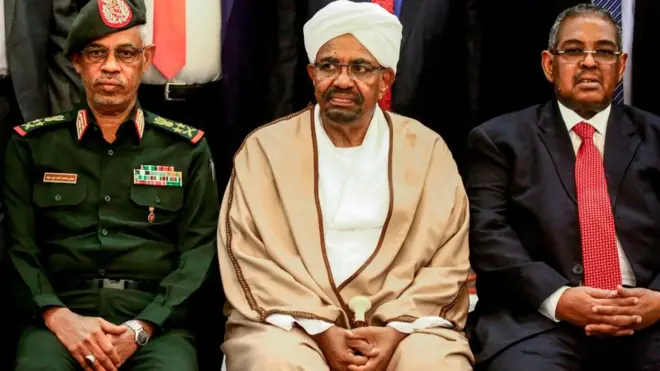 صورة تجمع بين البشير وعوض بن عوف، ورئيس وزراء السودان