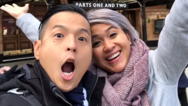 Ernest dan istrinya Meira Anastasia di depan teater Harry Potter, London.