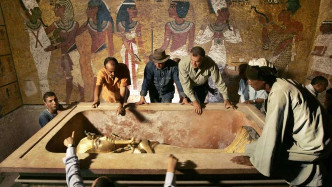 คนมุงหีบพระศพฟาโรห์