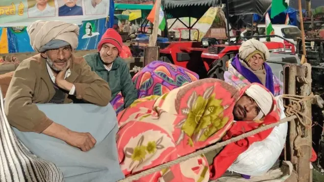 ग़ाज़ीपुर बॉर्डर पर बीते 24 घंटे में घटनाक्रम तेज़ी से बदला है जहां किसान समर्थकों की संख्या बढ़ी है.