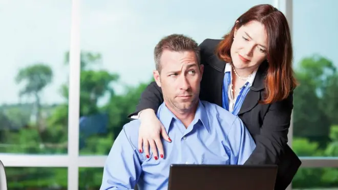 بين الغزل والتحرش الجنسي... احتار دليل الضحية