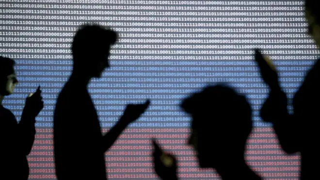 المستخدمون يتركون أثرا من الجزئيات والمواد الكيمائية والبكتريا على كل شئ يلمسونه