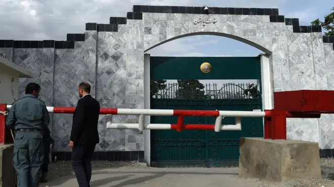 د امنیتي پرسونل پر کسانو تور دی چې له خلکو یې بډې اخیستې