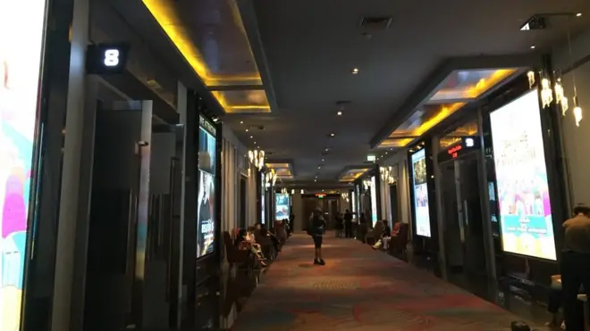 หน้าโรงภาพยนต์ที่เป็นสถานที่นัดแนะทำกิจกรรมมีเจ้าหน้าที่ตำรวนนอกเครื่องแบบหลายนายมาเฝ้าดูสถานการณ์