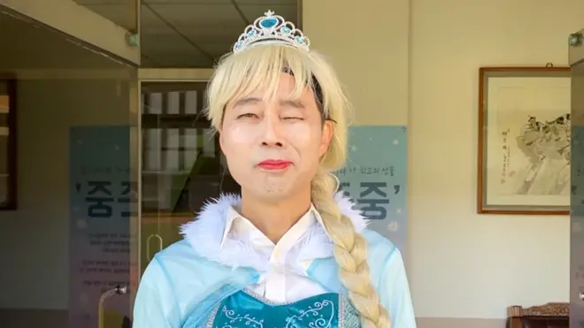 박형규 동성초등학교 교장선생님은 온라인 개학식 영상에서 '반백살 엘사'로 출연했다