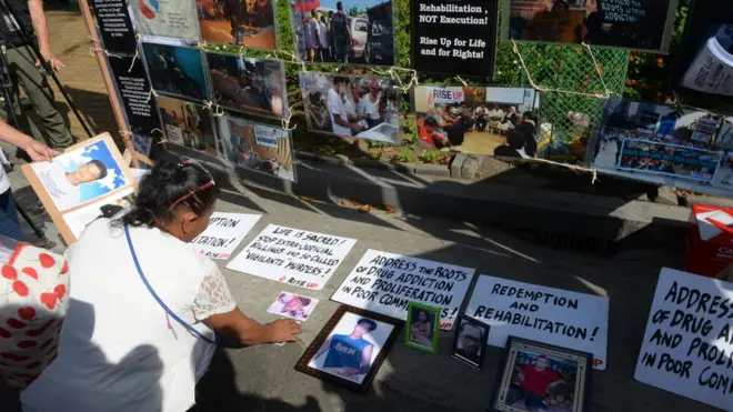 ญาติๆ ต่างนำภาพของผู้เสียชีวิตช่วงการประกาศสงครามยาเสพติดของผู้นำฟิลิปปินส์ มาวางรวมกันหน้าโบสถ์แห่งหนึ่งกลางกรุงมะนิลา