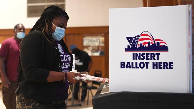 美國密蘇里州聖路易斯市一位女士在民主黨初選票站投票（4/8/2020）
