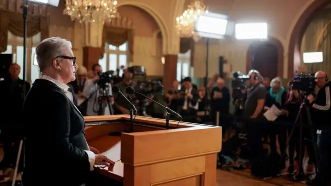 Українці радіють за українських правозахисників, яких нагородили премією миру, але критикують Нобелівський комітет за рішення нагородити їх одночасно з представниками Росії та Білорусі.