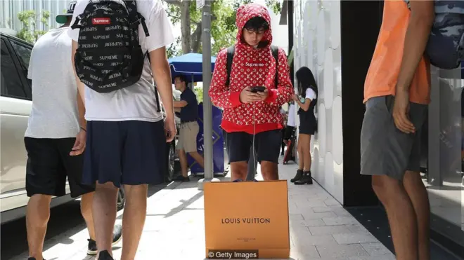 時尚老牌路易威登（Louis Vuitton）與滑板品牌Supreme跨界聯名版時裝，將尊貴奢華與街頭潮流集於一身。