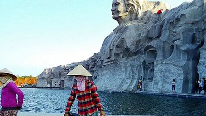 Ý kiến nói Việt Nam nên xem lại việc xây nhiều tượng đài hoành tráng, vĩ đại mà tốn kém, trong lúc người dân và đặc biệt dân nghèo rất cần được giúp đỡ, trong đó có đầu tư và trợ giúp cho giáo dục.