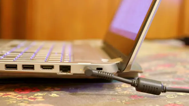 Entrada del enchufe de una laptop