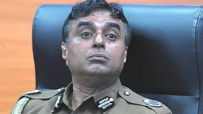 "අනිවාර්යයෙන් ම වැරදිකරු විදිහට ඔබව පත් වෙනවාමයි. ඒක නිසා එහෙම වෙලා ඉවරවෙලා හිටං පෙන්ෂන් එකත් නැතුව ගෙදර යනව ද? එහෙම නැත්නම් වරද පිළි අරගෙන අස්වීම දෙනව ද?"