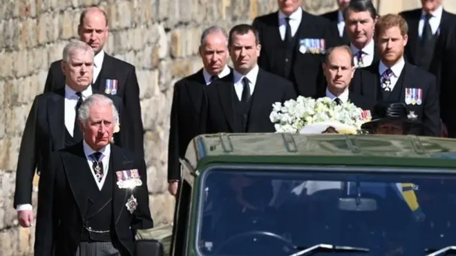 El príncipe Carlos y su hermana, la princesa Ana, encabezaron el cortejo fúnebre.