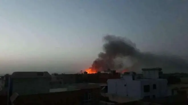 شماری از اداره های حکومتی در غزنی آتش گرفته‌اند.