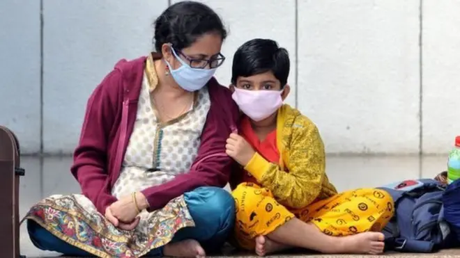 एक महिला अपनी बेटी के साथ