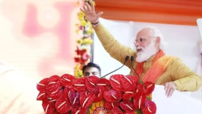 Бош вазир Моди бузилган Бобурий масжид ўрнида бутхона қурлишини расман очиб берди.