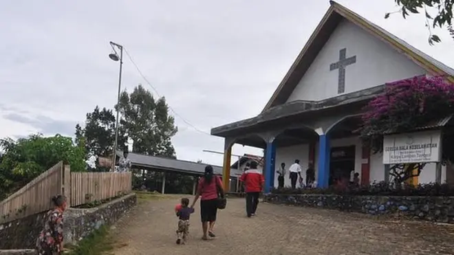 Warga Desa Lemban Tongoa tetap melaksanakan ibadah Minggu di Gereja Bala Keselamatan (The Salvation Army) Lembantongoa.