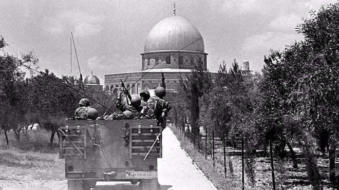 Soldados israelíes se dirigen hacia el Domo de la Roca