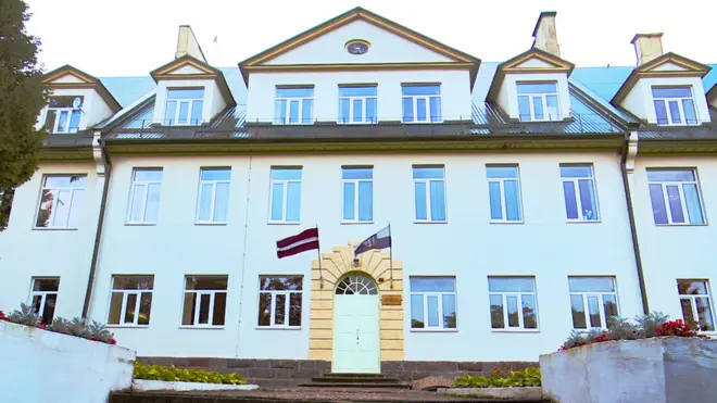 Истринская средняя школа - самая маленькая в Латвии. Ее строили с расчетом на 391 ученика. Сейчас здесь учится 25 детей