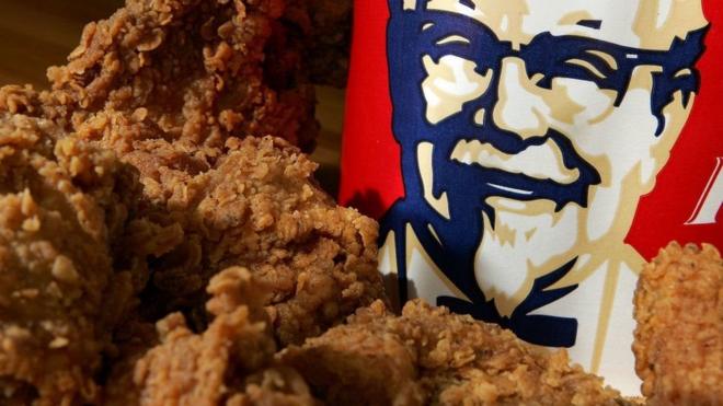 курица и коробка с логотипом KFC