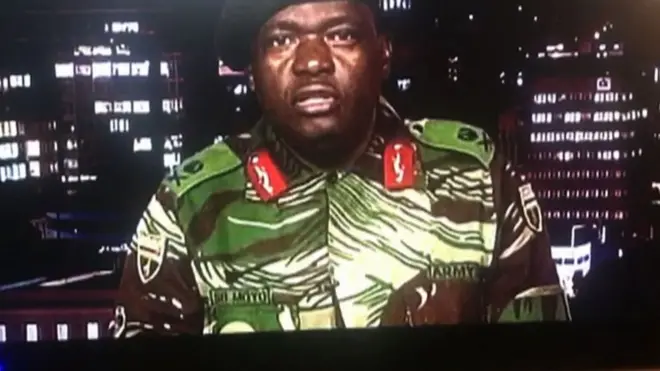 Військові у Зімбабве захопили державну телекомпанію ZBC, але заявили, що це - не переворот, і президенту Зімбабве Роберту Мугабе нічого не загрожує.