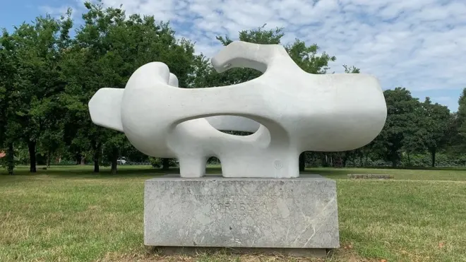 Офарбана скулптура