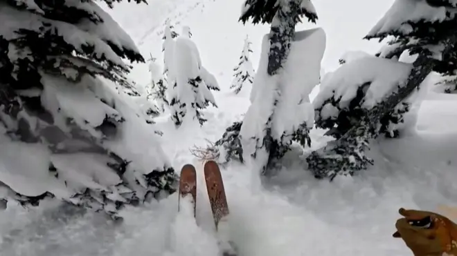 متزلج ينقذ شخصاً عالقاً من الموت في عملية إنقاذ مرعبة