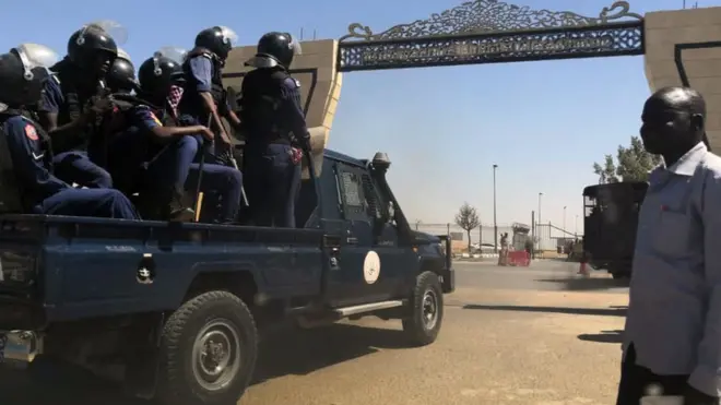 عناصر من الشرطة السودانية في مطار الخرطوم (صورة أرشيفية)