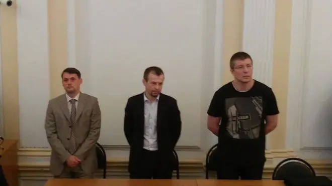 Урлашов (в центре) себя виновным не признает и утверждает, что дело против него сфабриковано