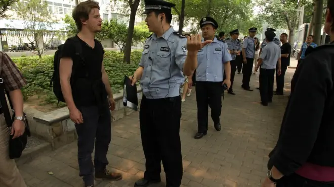 Một phóng viên nước ngoài bị an ninh TQ yêu cầu rời khỏi khu vực bên ngoài tòa án trước khi một phiên xử bắt đầu (ảnh chụp năm 2012)
