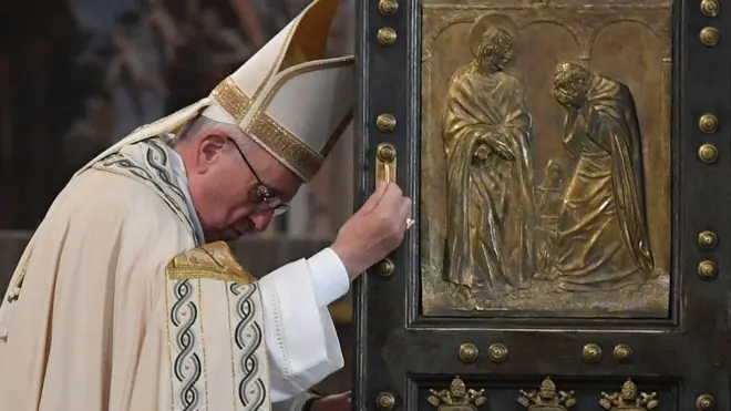 Cierre de la puerta santa en la Basílica de San Pedro, en Roma, para marcar el fin de una etapa especial para la Iglesia católica.
