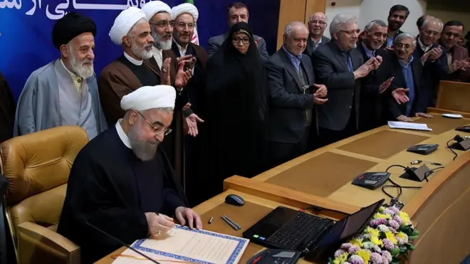 حسن روحانی٬ رییس‌جمهور ایران٬ امروز ۲۹ آذر منشور حقوق شهروندی را امضا و ابلاغ کرد.