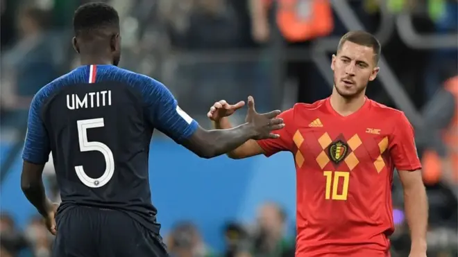 Eden Hazard bersalaman dengan Samuel Umtiti, pencetak satu-satunya gol Prancis ke gawang Belgia.