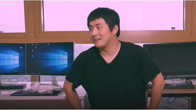 웹툰작가 기안84가 BBC코리아와 인터뷰 하고 있다.