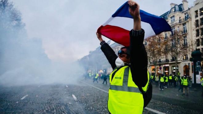 2018年12月8日，"黃背心"示威者在巴黎香榭麗舍大街和巴士底廣場抗議。
