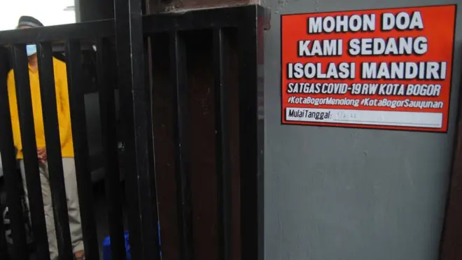 Seorang warga sedang menjalankan isolasi mandiri di rumahnya.
