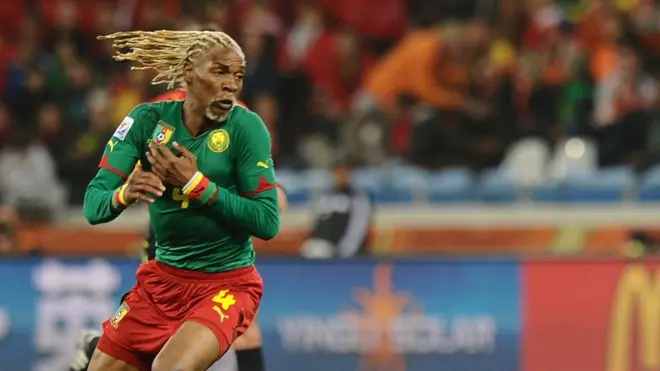 Rigobert Song lors d'un match de la Coupe du monde 2010, à Cape Town, en Afrique du Sud.