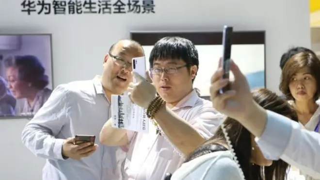 люди зі смартфонами