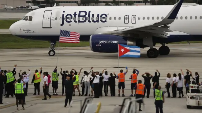 Сотрудники аэропорта во Флориде провожают самолет, летящий на Кубу