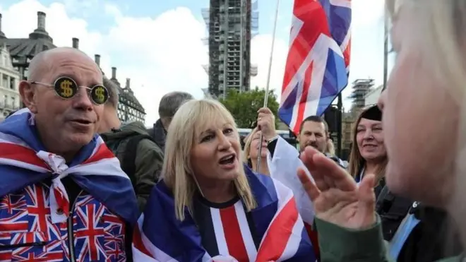 "Que voulons-nous ? Le vote du peuple ! Quand le voulons-nous ? Maintenant !" scandait la foule