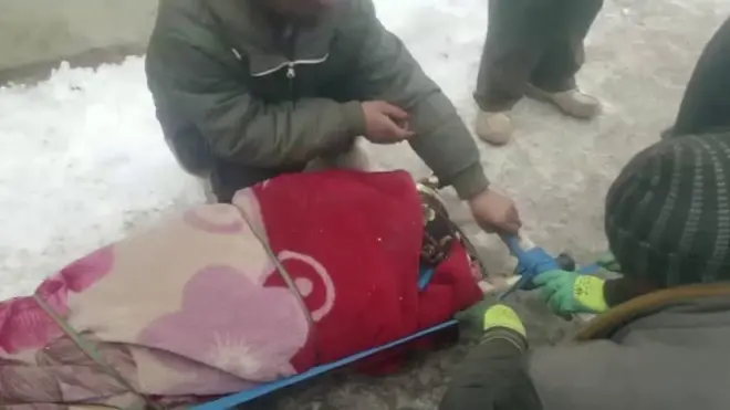 مریضہ کو ایک عارضی سٹریچر پر باندھ کر سکردو میں ایک ہسپتال تک پہنچایا گیا۔