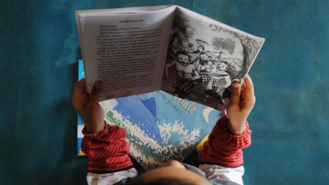 Niña leyendo libro