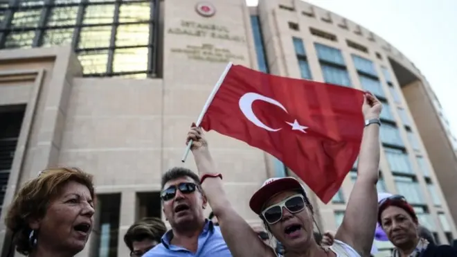 Cumhuriyet gazetesi davasında yargılanan sanıklara destek için İstanbul Çağlayan Adliyesi'ne gelenlerden bazıları